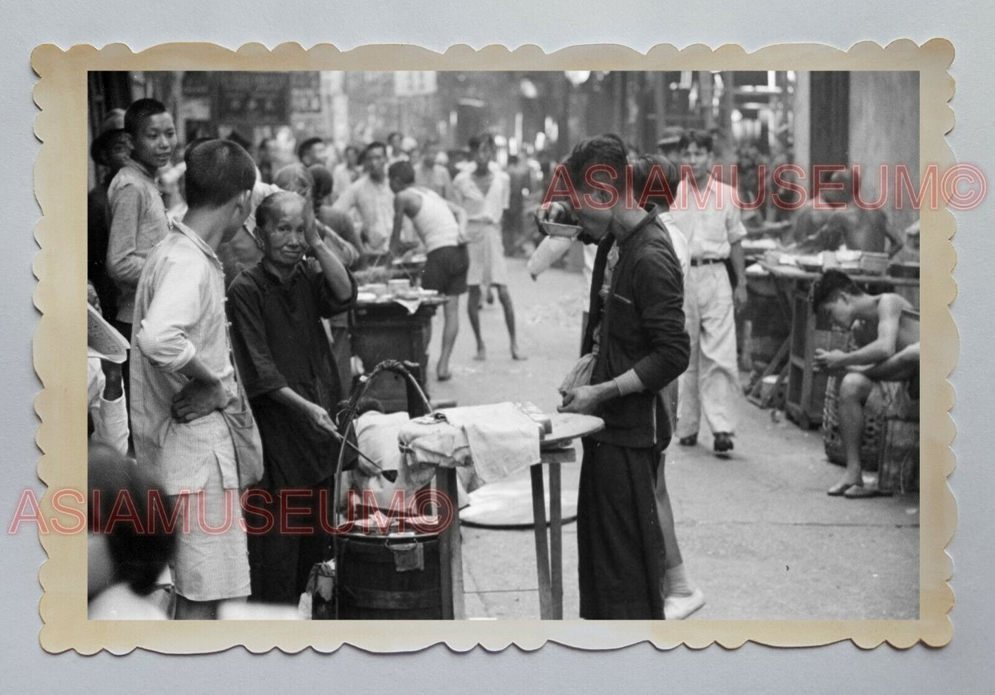 STREET FOOD VENDOR SCENE KOWLOON MARKET WOMEN B&W Hong Kong Photo 16346 香港旧照片