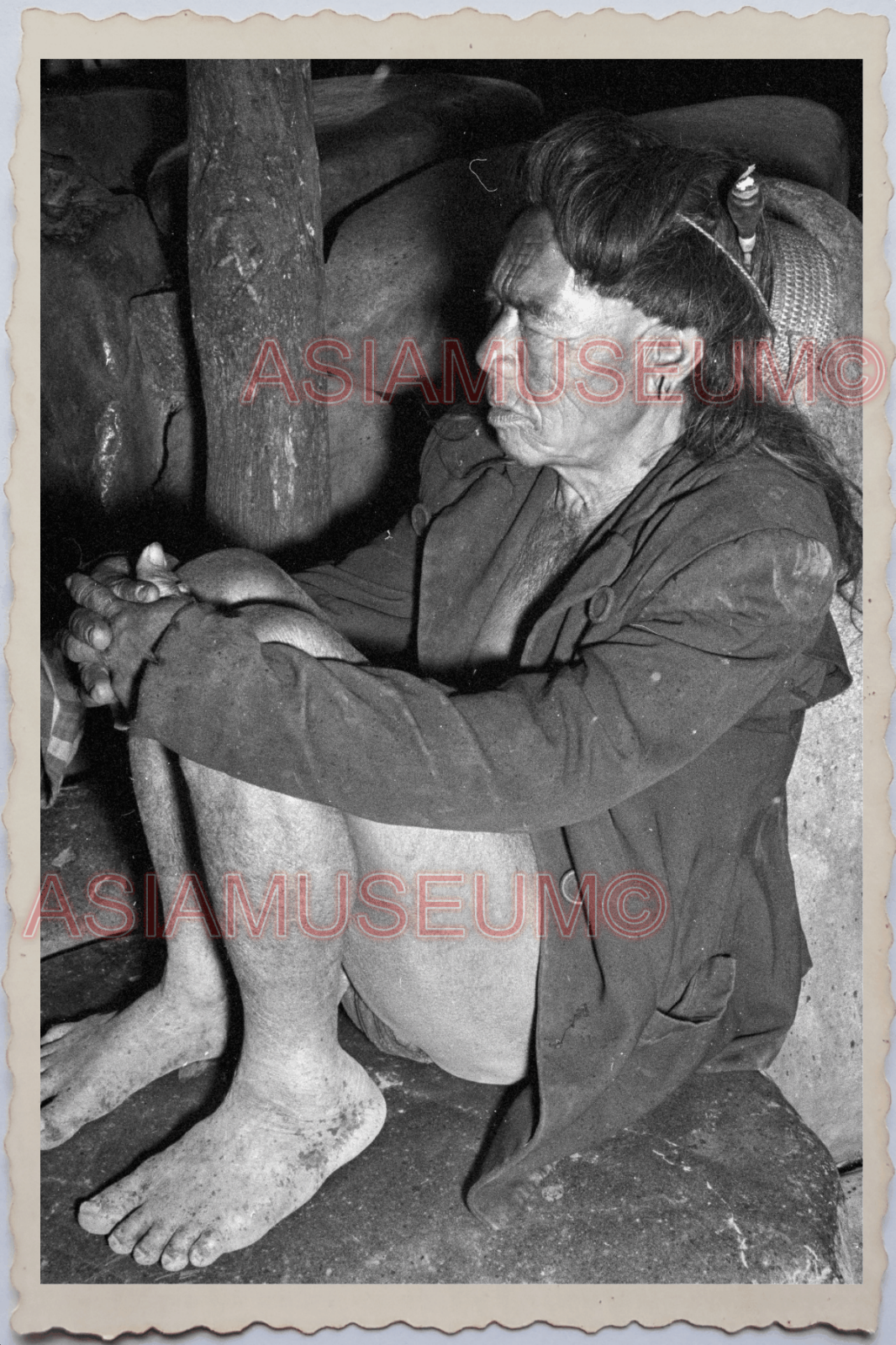 50s PHILIPPINES LUZON TRIBE CAVEMAN MAN HUT HAT HOUSE TATTOO Vintage Photo 24274