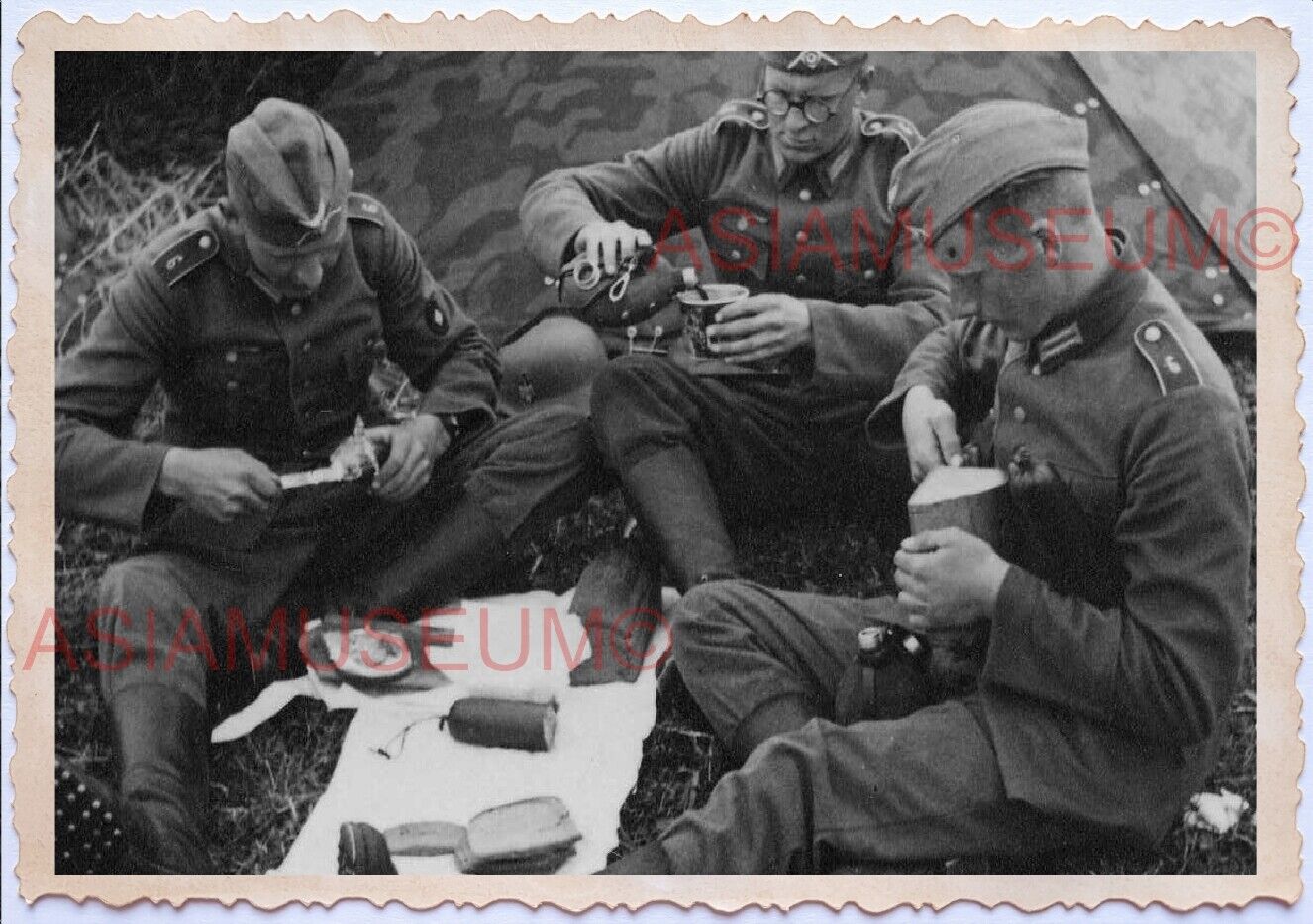 WWii D-DAY NORMANDY EUROPE ARMY SOLDIER Field Prepare Lunch Bread Photo A028