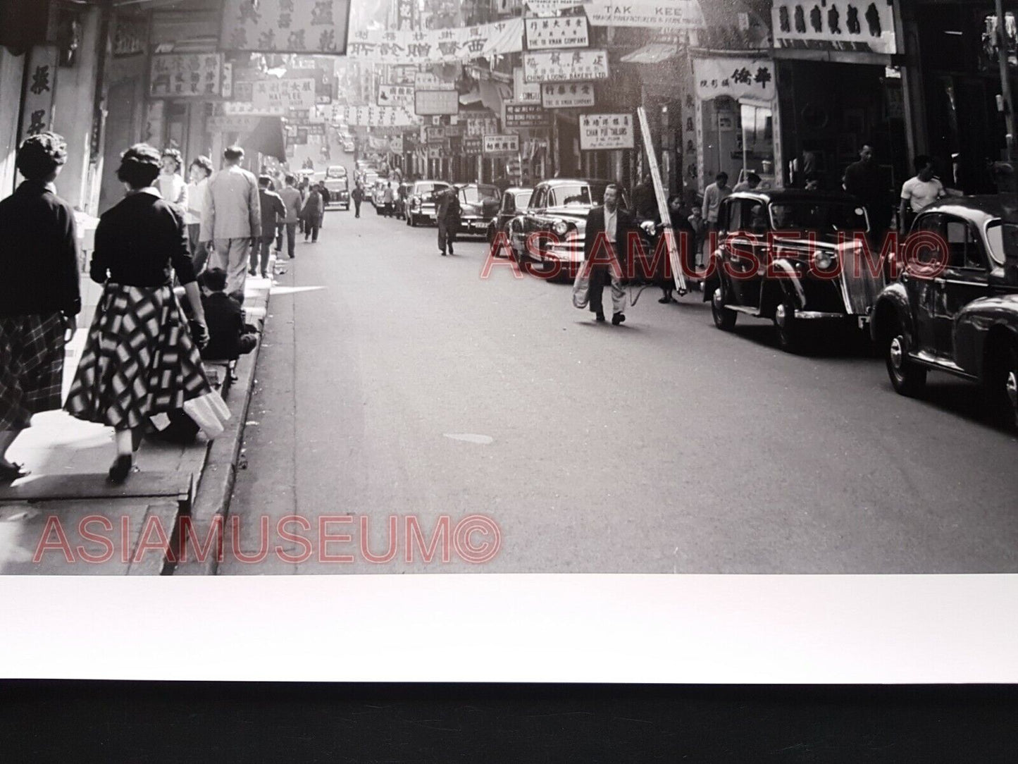 40's Large HONG KONG LADY STREET SCENE SHOPPING CAR SIGN Old Vintage Photo 香港老照片