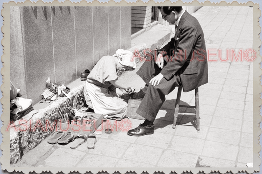 50s JAPAN TOKYO STREET SCENE SHOE SHINE MAN SUIT SIDEWALK Vintage Photo 26141