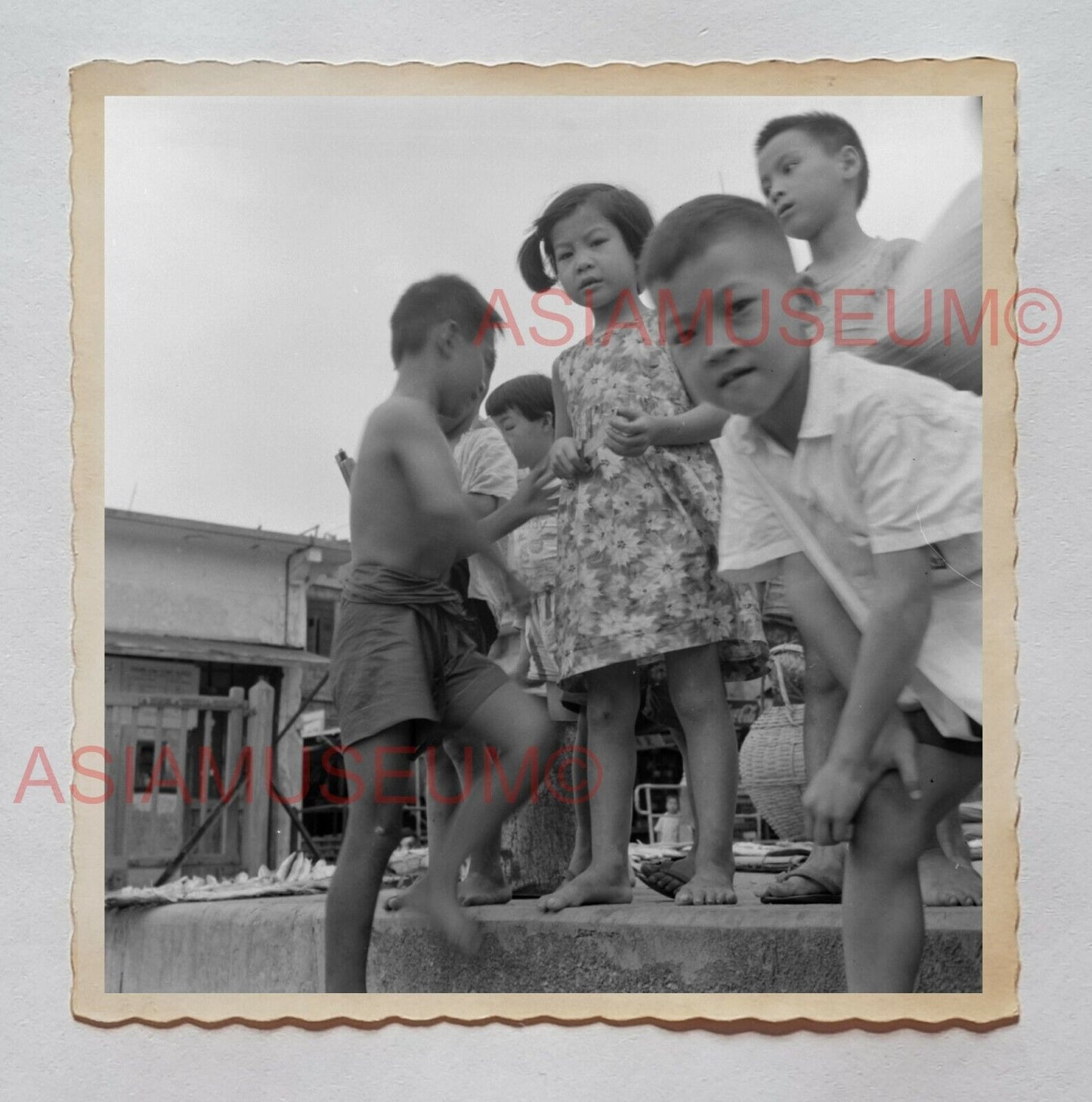 HAPPY CHILDREN BOY GIRL PIER JETTY PLAY B&W Vintage Hong Kong Photo 27767 香港旧照片