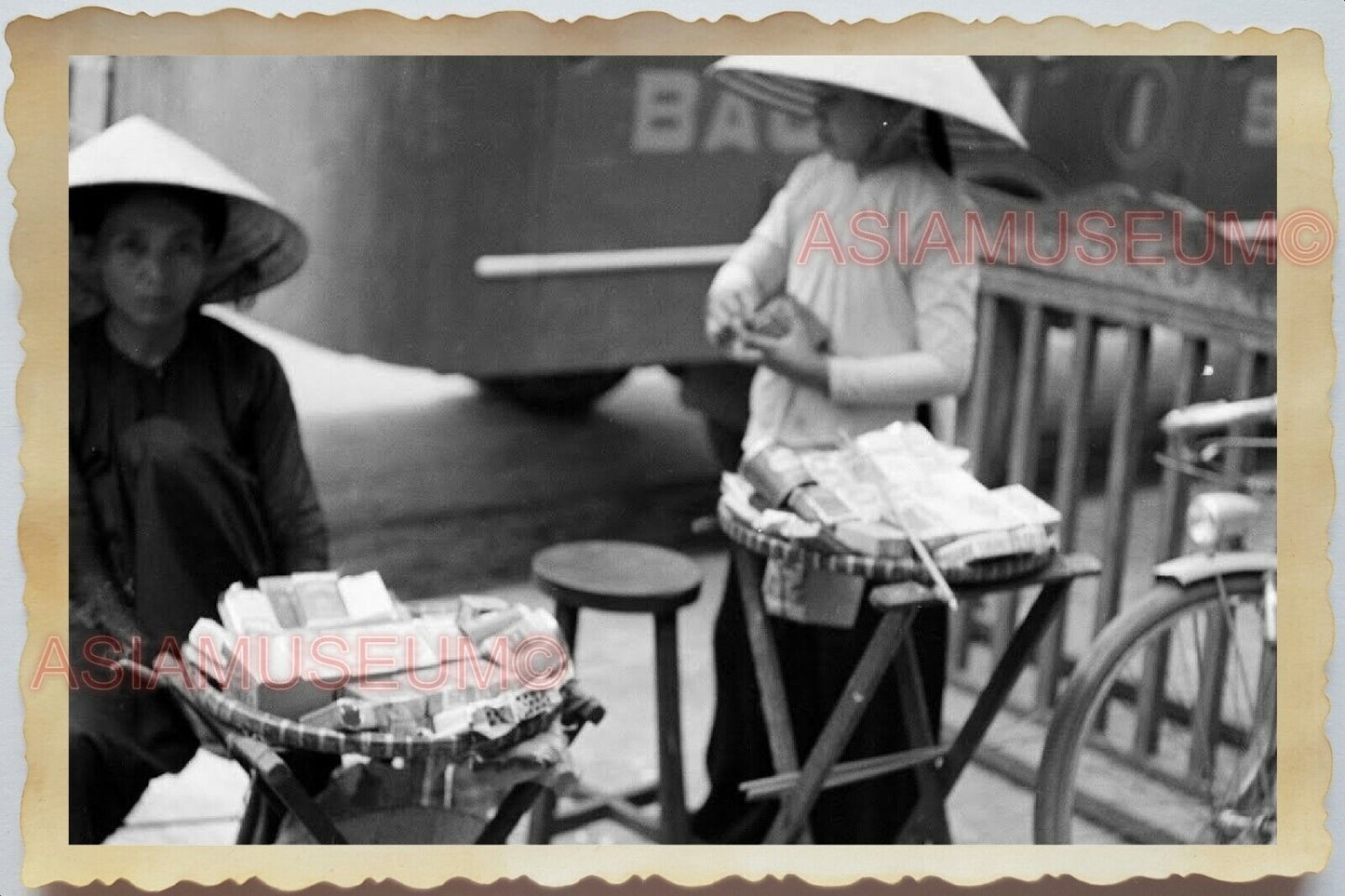 50s Vietnam WOMEN STREET SCENE STRAW HAT CIGARETTE SELLER OLD Vintage Photo 1268