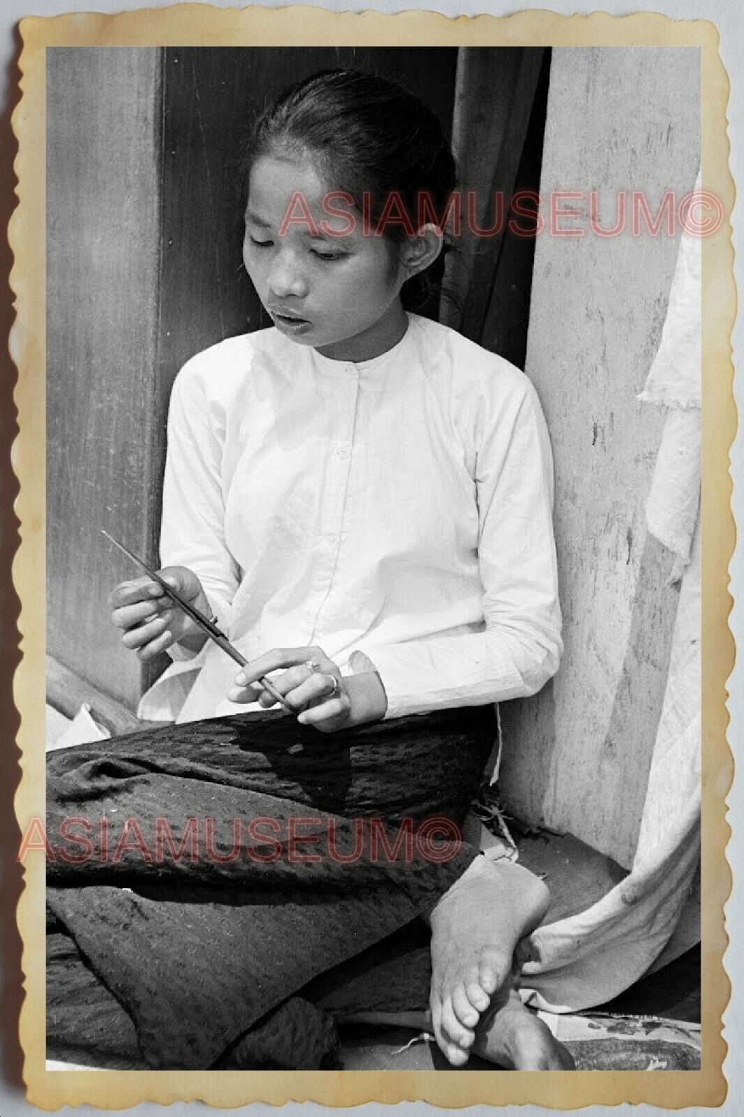 40s Vietnam War SAIGON STREET SCENE SIDE WALK YOUNG GIRL LADY Vintage Photo 1385