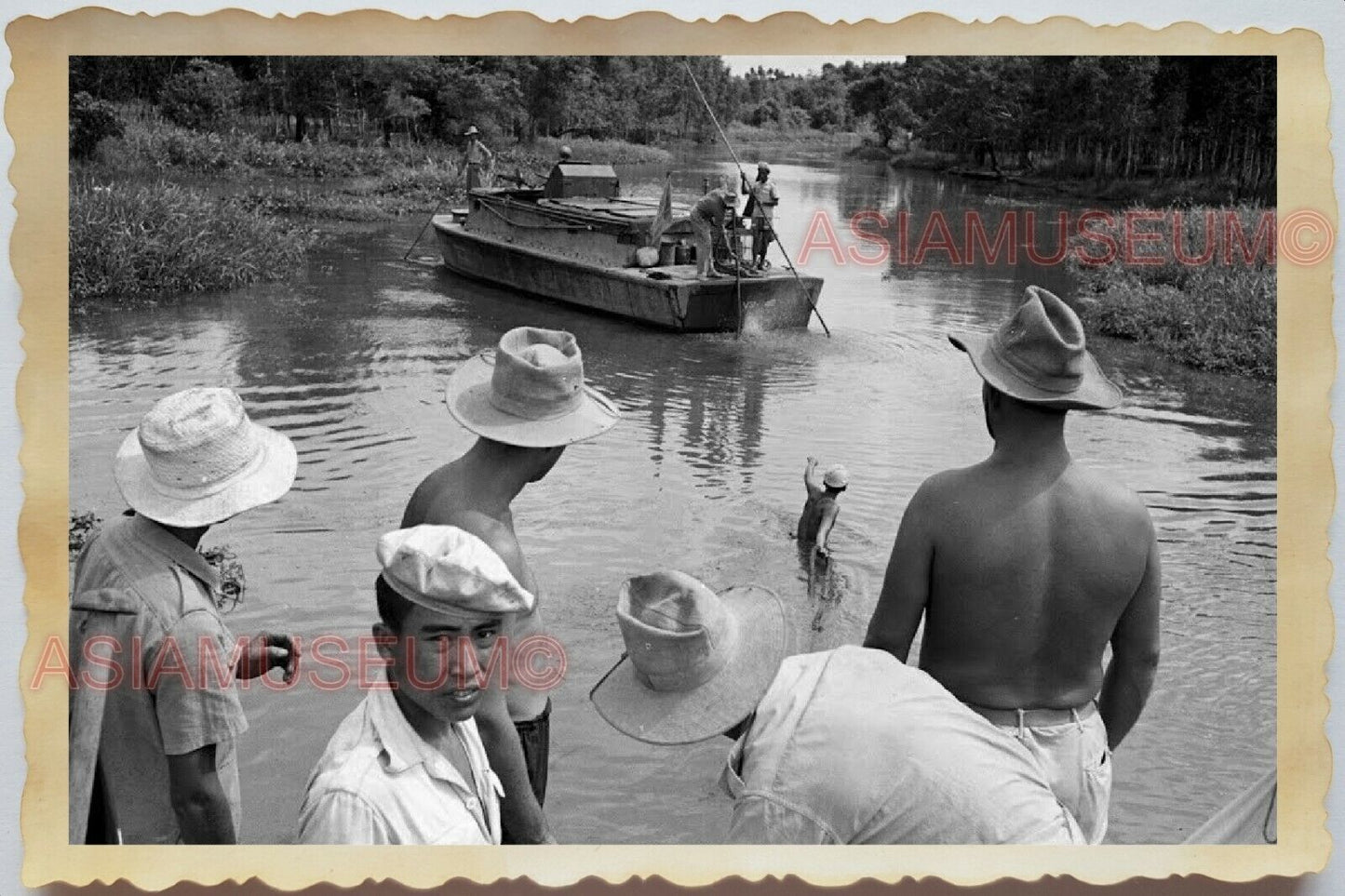 50s Indochina Vietnam Army Topless Man Boat River Soldier Gay Vintage Photo 1354