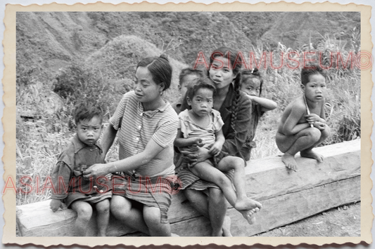 50s PHILIPPINES MOUNTAIN TRIBE VILLAGE HOUSE WOMEN CHILDREN Vintage Photo 24181