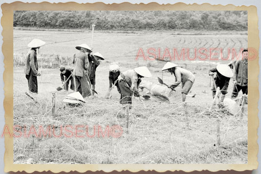 40s WW2 Vietnam VILLAGER RICE PADDY FIELD BARBED WIRE WOMEN Vintage Photo 26928