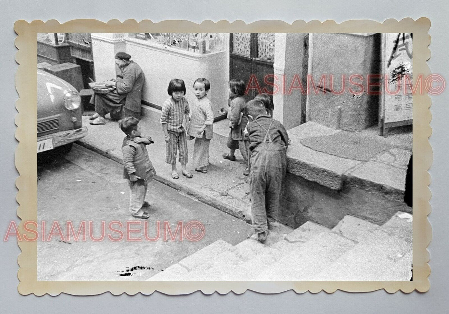 CHILDREN BACK STREET PLAY CAR BOY GIRL ROAD VINTAGE HONG KONG Photo 23402 香港旧照片