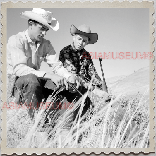 50s AUGUSTA KRONE RANCH COWBOY MAN GUN FIELD VINTAGE OLD USA AMERICA Photo S9428