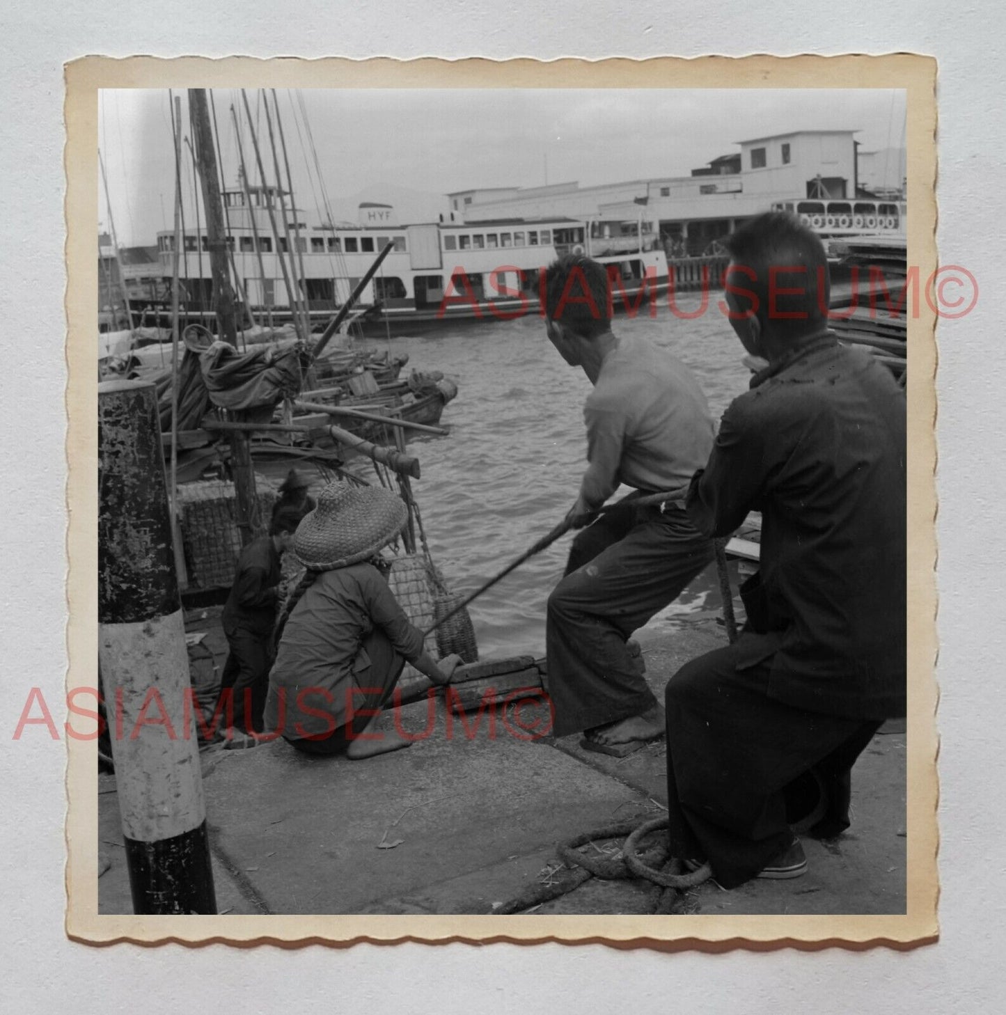 1940s HARBOR WORKER MAN SHIP BOAT WOMEN B&W Vintage Hong Kong Photo 29829 香港旧照片