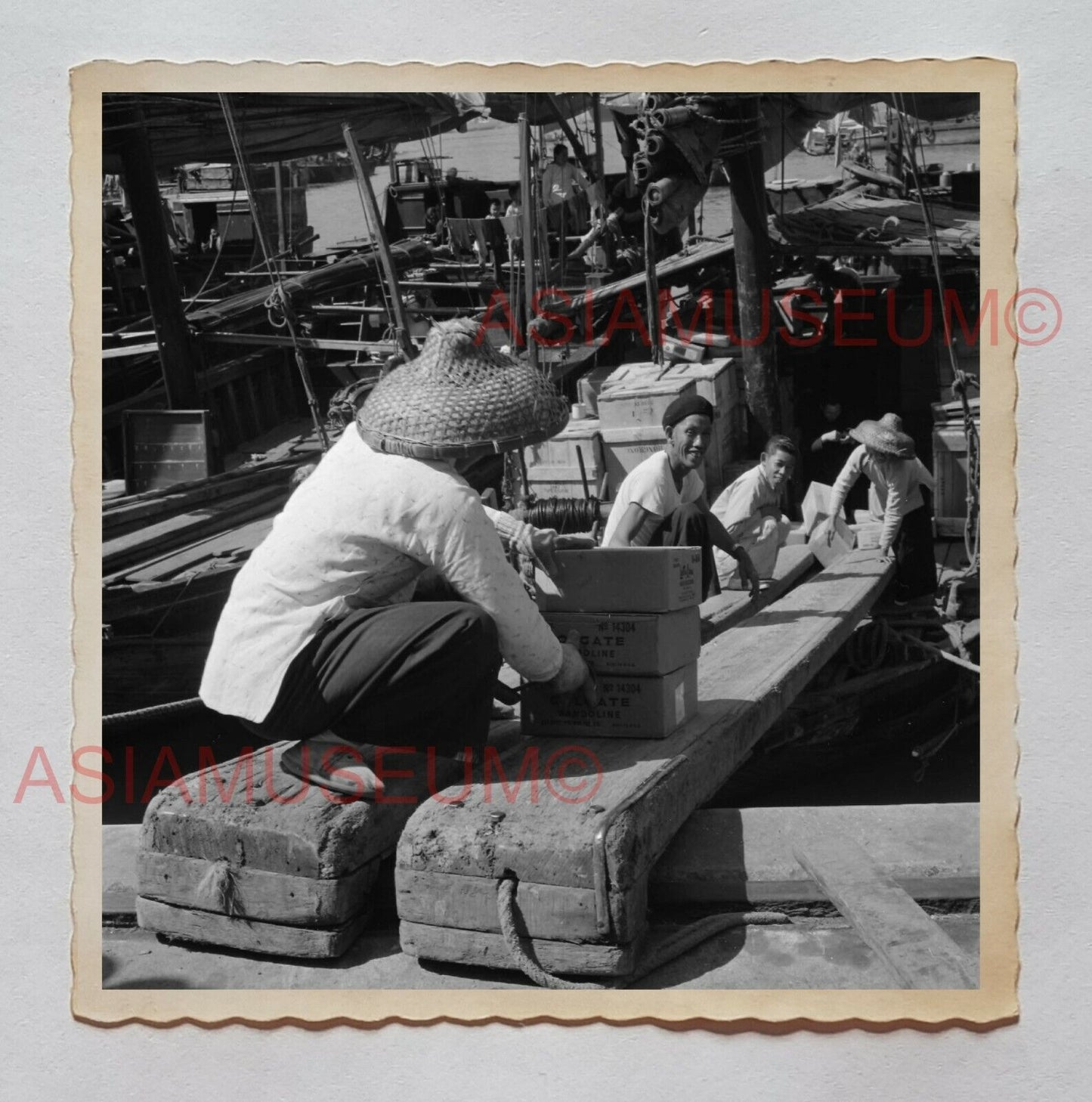 MAN BOY CARGO HARBOR PIER CRATE MERCHANT B&W Vintage Hong Kong Photo 28246 香港旧照片