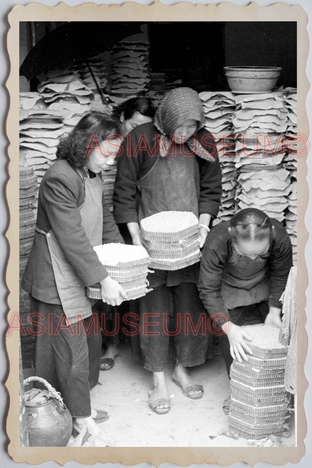 40s MACAU MACAO WOMEN LADY STACK FIREWORK FIRECRACKER  Vintage Photo 澳门旧照片 26679