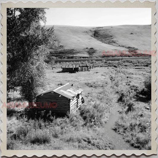 50s CASCADE COUNTY MONTANA MAN LOG CABIN HOUSE AMERICA VINTAGE USA Photo 8556