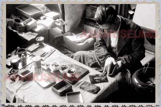 WW2 JAPAN TOKYO KYOTO WORKSHOP MAN HANDICRAFT WOOD CARVE PEN Vintage Photo 24662