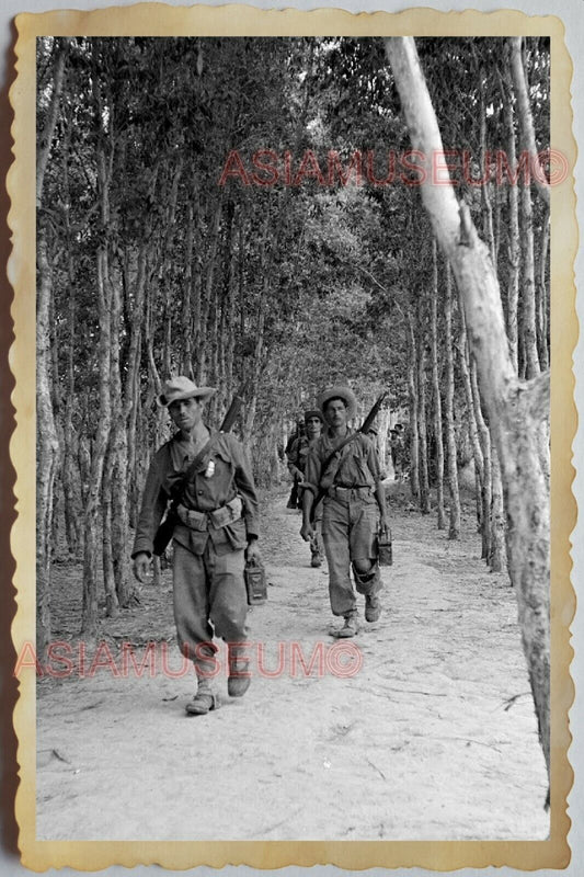 50s Vietnam SAIGON JUNGLE ARMY SOLDIER PATROL GUARD WAR HAT Vintage Photo #1049