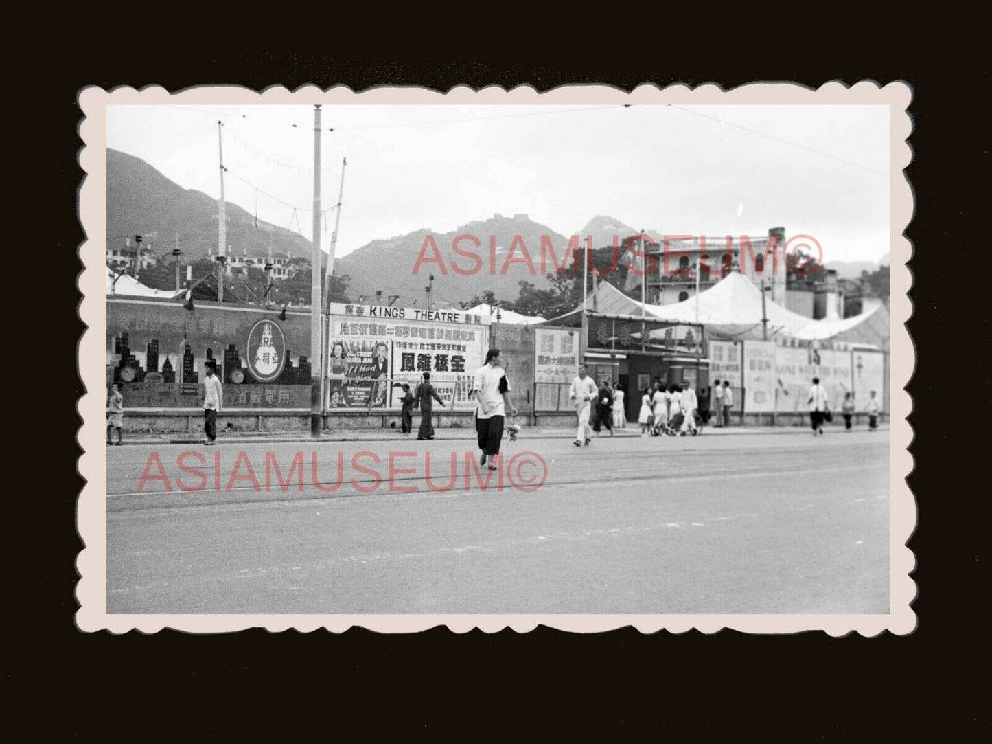 40s Women Crossing Road Advertisement Sign Board Man Hong Kong Photo 香港旧照片 #2151