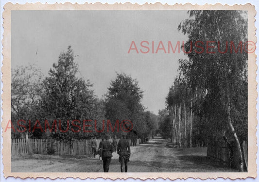 WWii D-DAY NORMANDY EUROPE ARMY Soldier Walking Marching Back Yard Photo A122