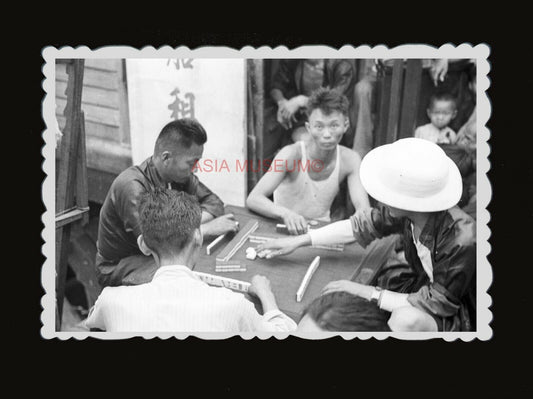 50s MAN GAMBLING PLAY MAHJONG STREET ROADSIDE Vintage Hong Kong Photograph #1143