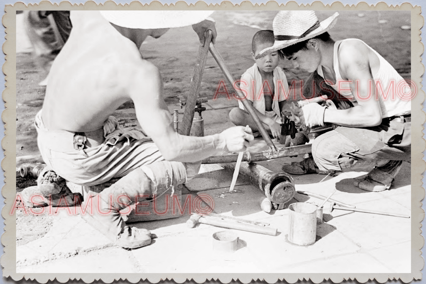 50s JAPAN TOKYO SIDEWALK STREET SCENE WORKER BOY CHILD  Old Vintage Photo 25679