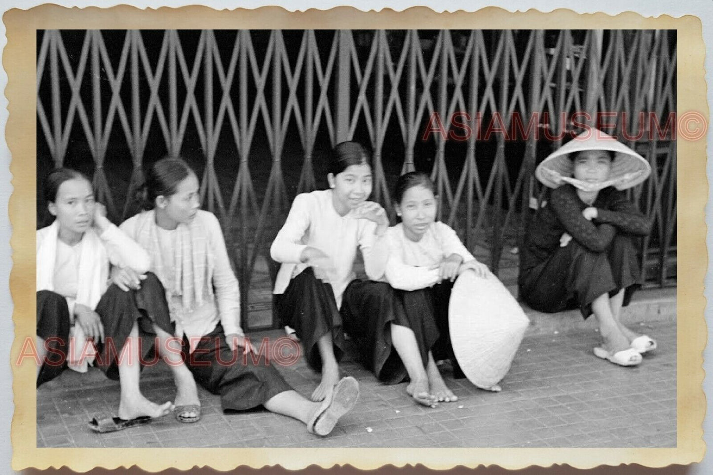 50s Vietnam SAIGON STREET SCENE LADY FOOD VENDOR SIDEWALK Vintage Photo #1450