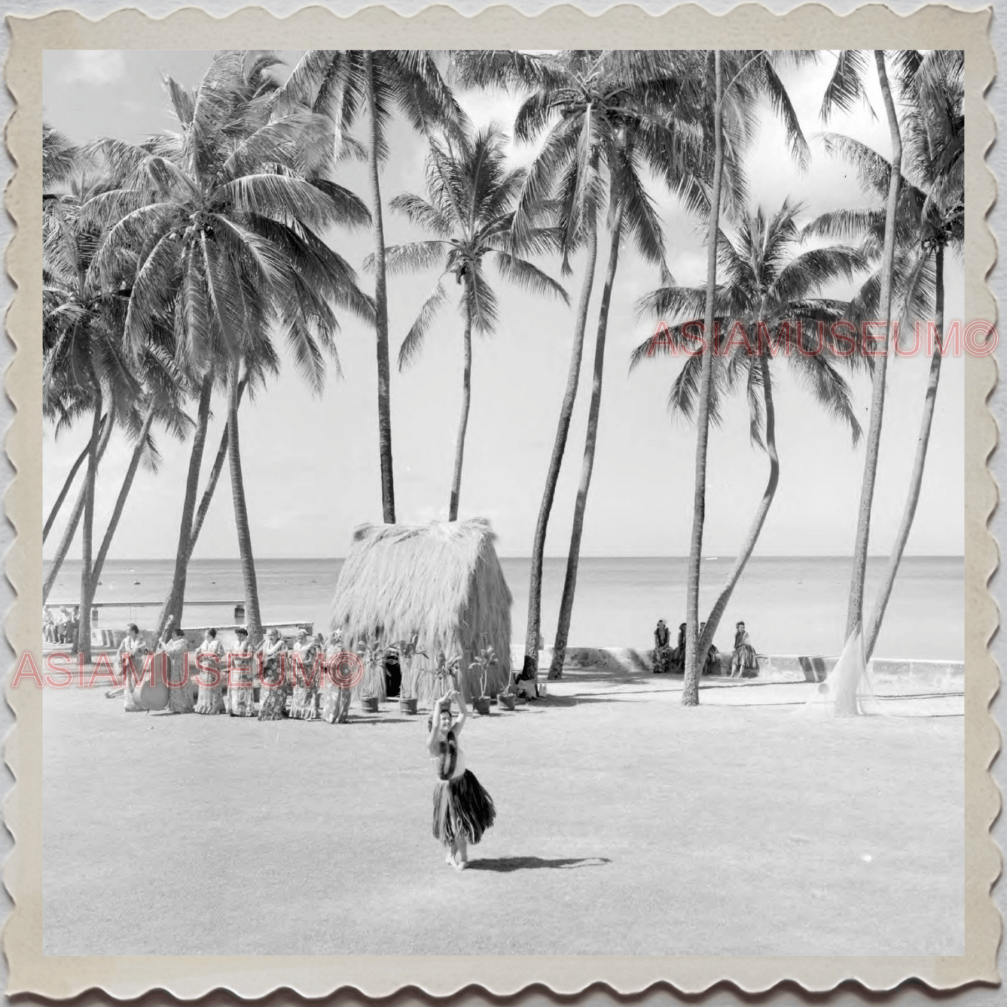 50s HAWAII OAHU HONOLULU WAIKIKI BEACH DANCERS VINTAGE AMERICA USA Photo 8285