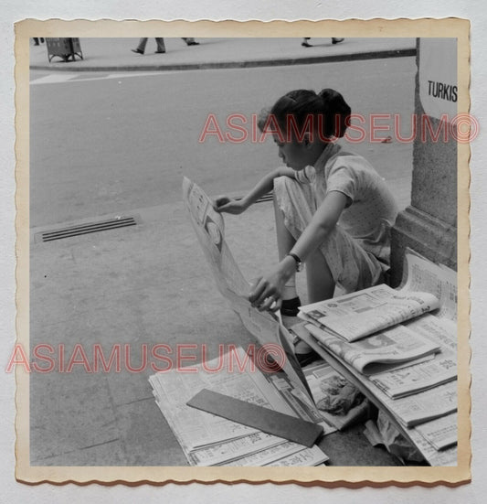 Girl Young Lady Newspaper Stand Central B&W Vintage Hong Kong Photo 香港旧照片 28647