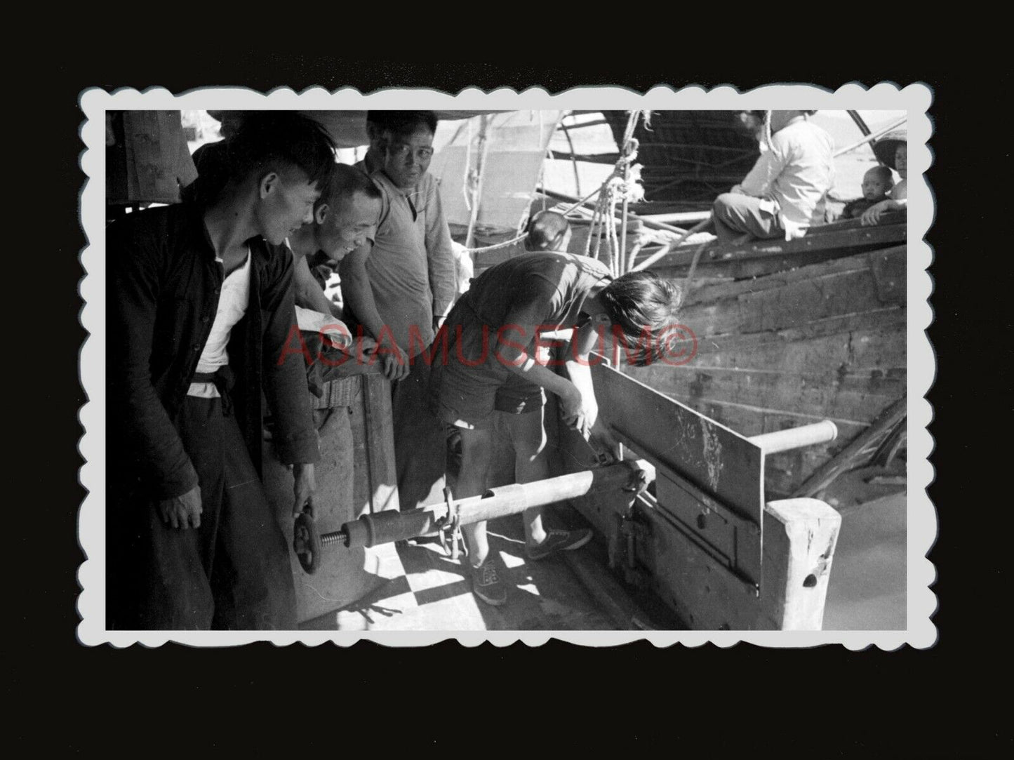 40s BOAT SHIP JUNK SAIL ENGINE LABOR MAN  GUN Vintage Hong Kong Photo 香港老相片 1574