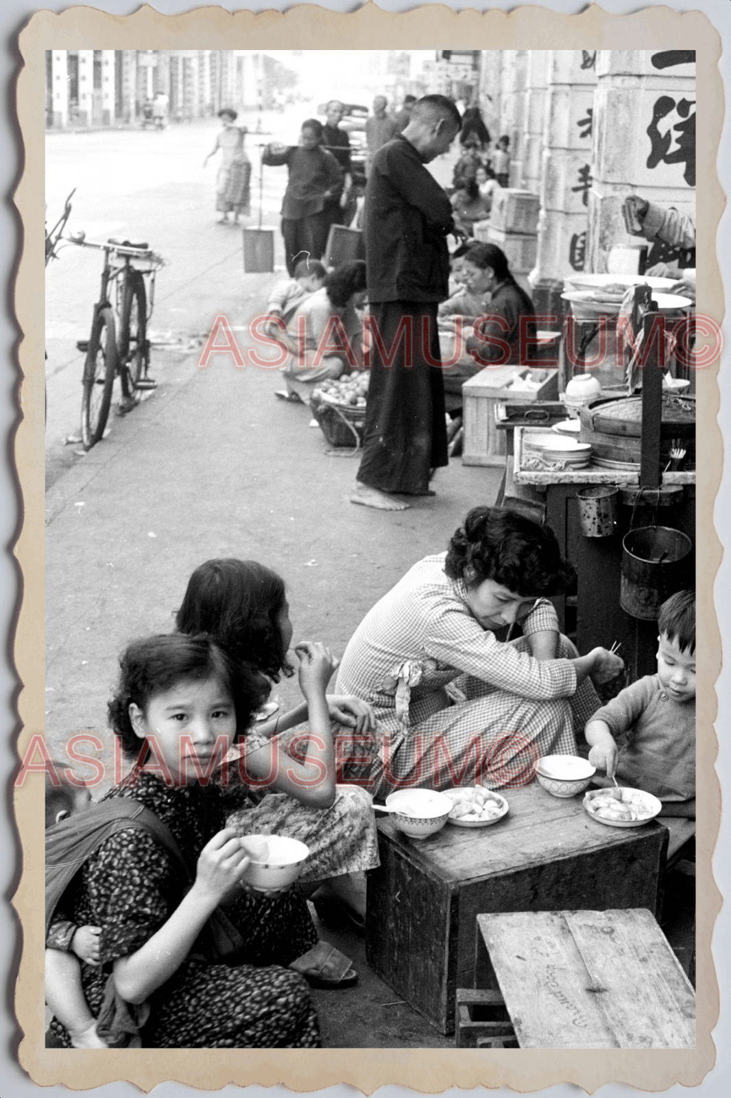 40s MACAU MACAO WOMEN YOUNG LADY STREET SCENE FOOD EAT Vintage Photo 澳门旧照片 26465