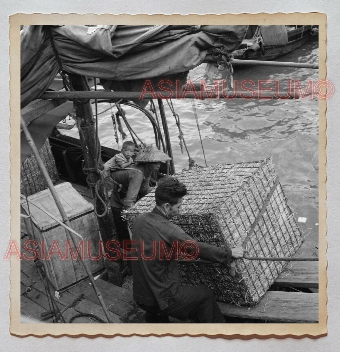 Women Children Crate Cargo Boat Sailing Boy Vintage Hong Kong Photo 香港旧照片 27311