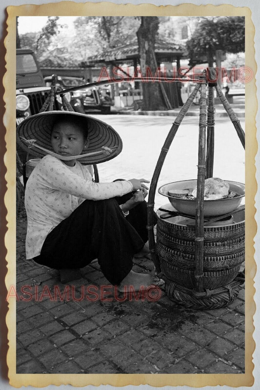 40s Vietnam War STRAW HAT YOUNG WOMEN LADY STREET FOOD SELLER Vintage Photo 1283