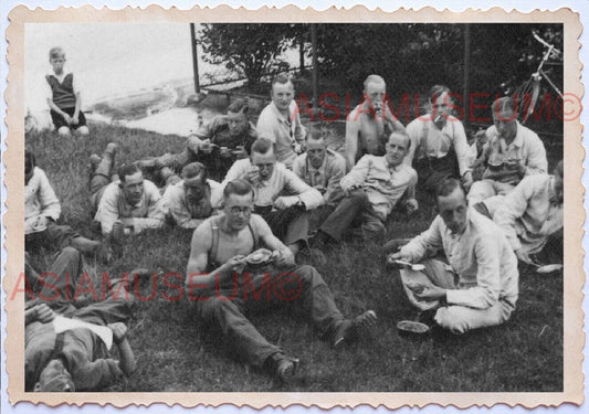 WWii D-DAY NORMANDY Vintage ARMY SOLDIER Shirtless Topless Meal Play Photo A24