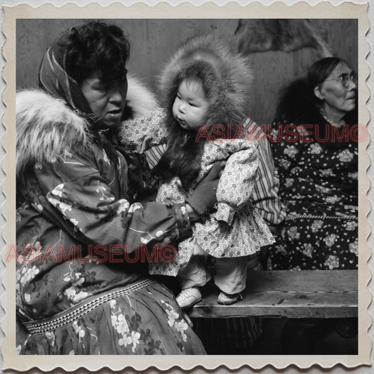 50s UTQIAGVIK NORTH SLOPE BARROW ALASKA WOMEN BABY PLAY VINTAGE USA Photo 10335