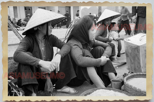 50s Vietnam Saigon Women Lady Street Scene Children Boy Wash Vintage Photo 856