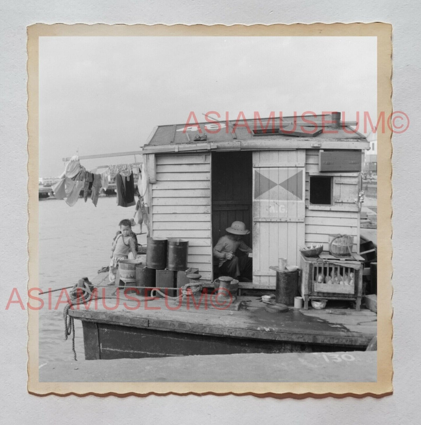 BOAT HOUSE CHILDREN BOY LADY PIER LIFE B&W Vintage Hong Kong Photo 27079 香港旧照片