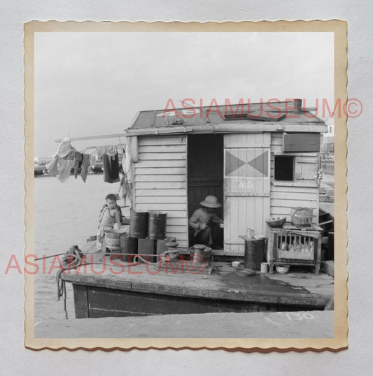 BOAT HOUSE CHILDREN BOY LADY PIER LIFE B&W Vintage Hong Kong Photo 27079 香港旧照片