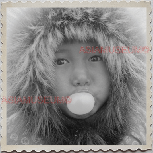 50s UTQIAGVIK NORTH SLOPE ALASKA INUPIAT GIRL BUBBLE GUM VINTAGE USA Photo 11154