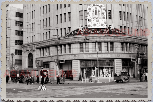 50s JAPAN TOKYO DEPARTMENTAL STORE STREET TRAFFIC POLICE CAR Vintage Photo 27329