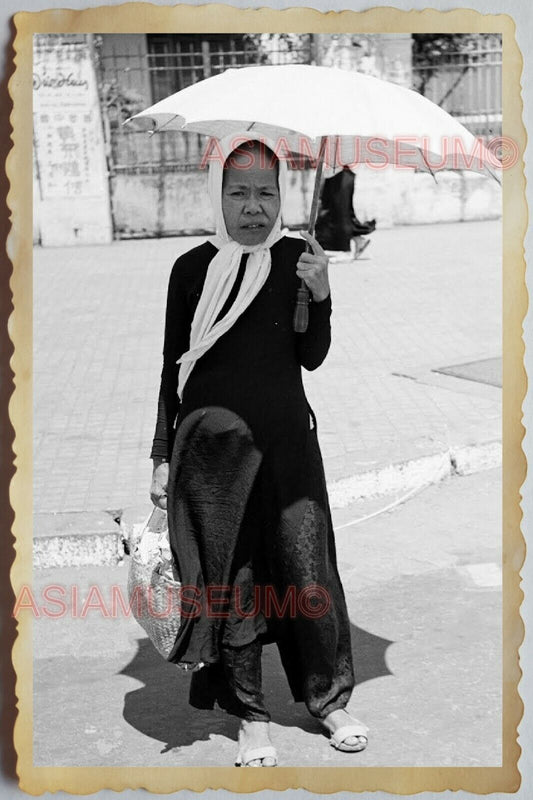 40s Vietnam War SAIGON ORIENTAL LADY STREET SCENE UMBRELLA Vintage Photo 1457