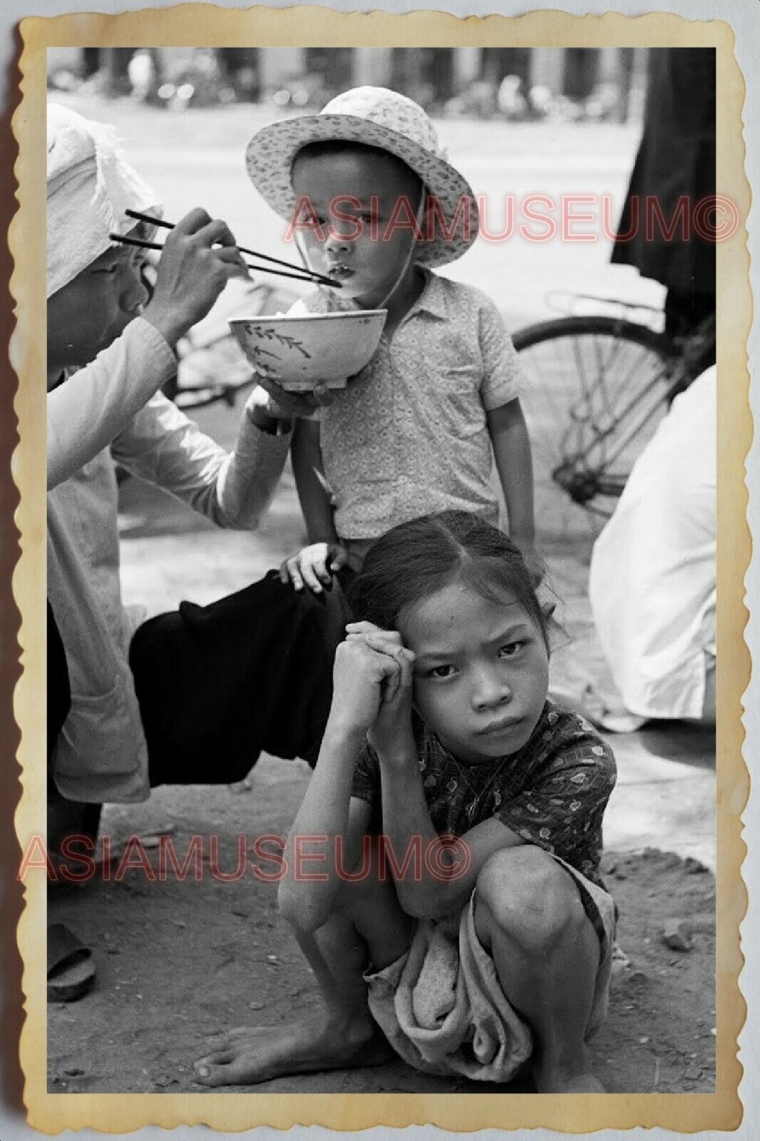 50s Vietnam SAIGON STREET SCENE FOOD STALL YOUNG BOY GIRL EAT Vintage Photo 624