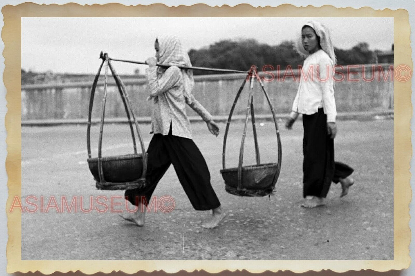 50s Vietnam War Saigon Street Scene Women Basket Market Sell Vintage Photo #1159