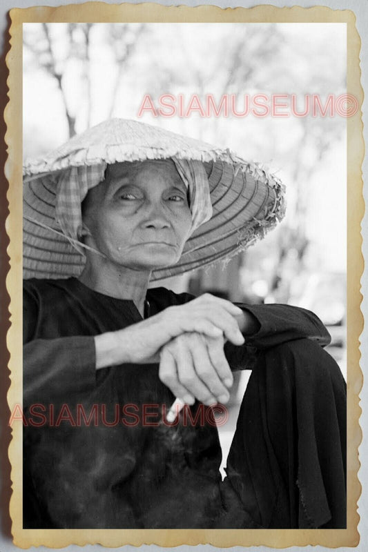 50s Vietnam SAIGON STREET SCENE WOMEN PORTRAIT STRAW HAT WAR Vintage Photo 1006