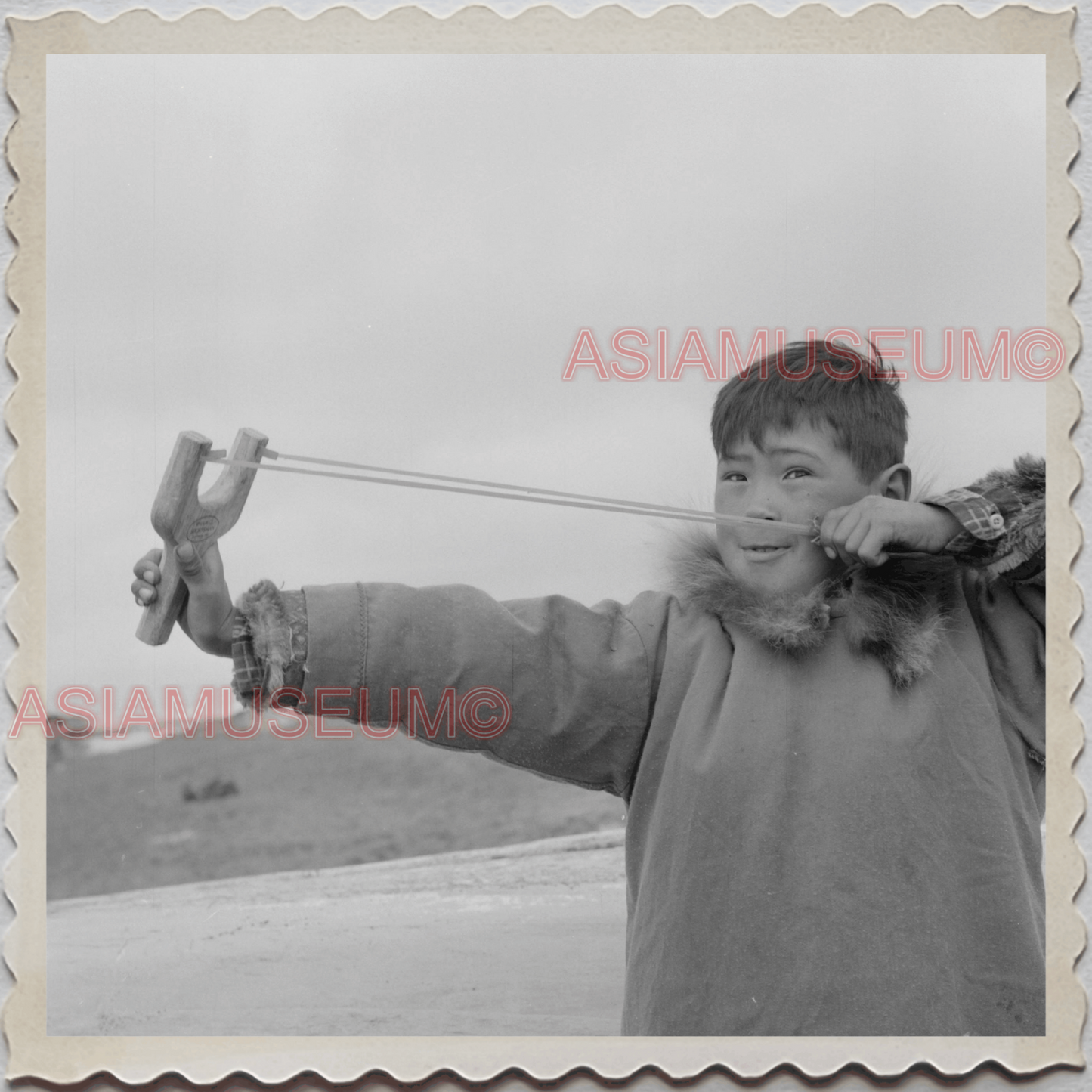 50s UTQIAGVIK NORTH SLOPE ALASKA INUPIAT BOY SLINGSHOT VINTAGE USA Photo 12405