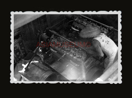 1940s MAN INSTALL ENGINE BOAT JUNK SHIP PIER CHINA Vintage Hong Kong Photo #1582