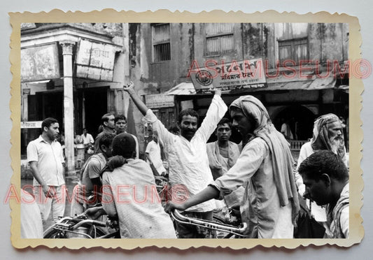 1940s KOLKATA STREET SCENE MAN BUILDING BICYCLE SHOP Vintage INDIA Photo #1153