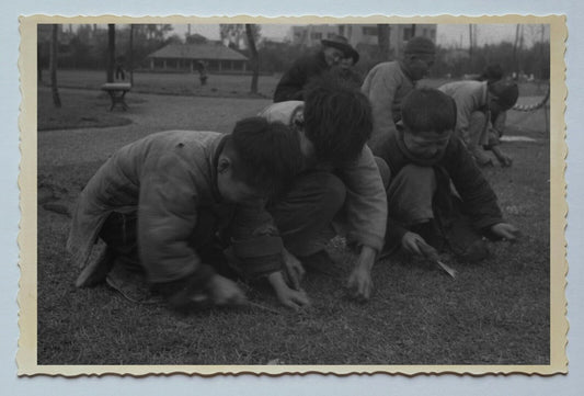 CHILDREN BOY PLAYING AT PARK OLDMAN B&W Vintage China Shanghai Photo 中国上海老照片 #88