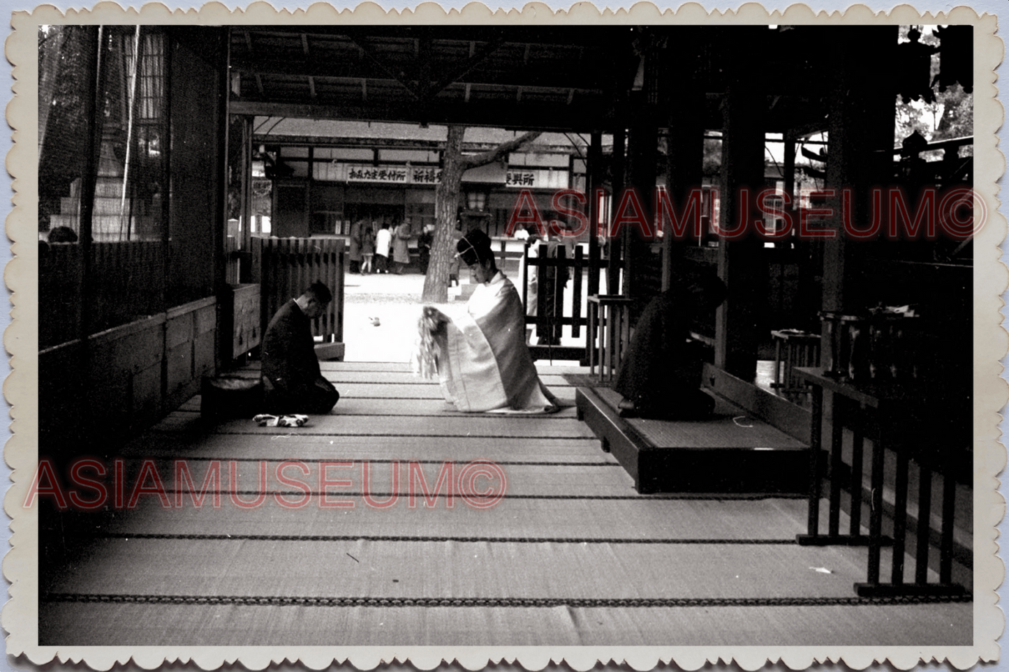 WW2 JAPAN TOKYO STREET SCENE MEN MONK PRAYING TEMPLE SHRINE Vintage Photo 24600