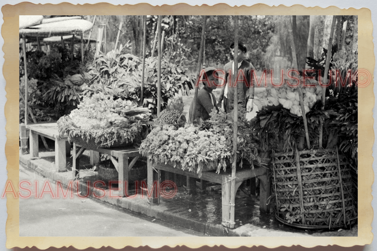 40s WW2 Vietnam STREET MARKET FLOWER SELLER WOMEN LADY GIRL Vintage Photo 24004