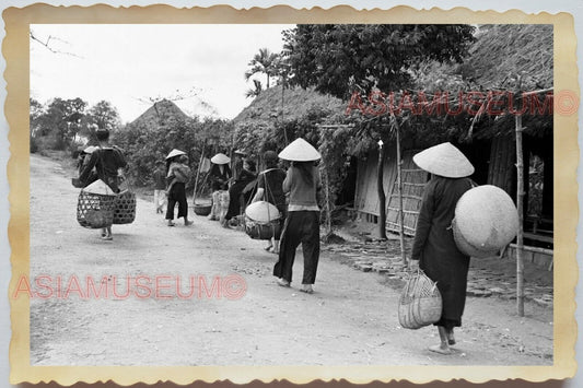 50s Vietnam War Saigon Village Women Market Basket Vendor Hut Vintage Photo #898