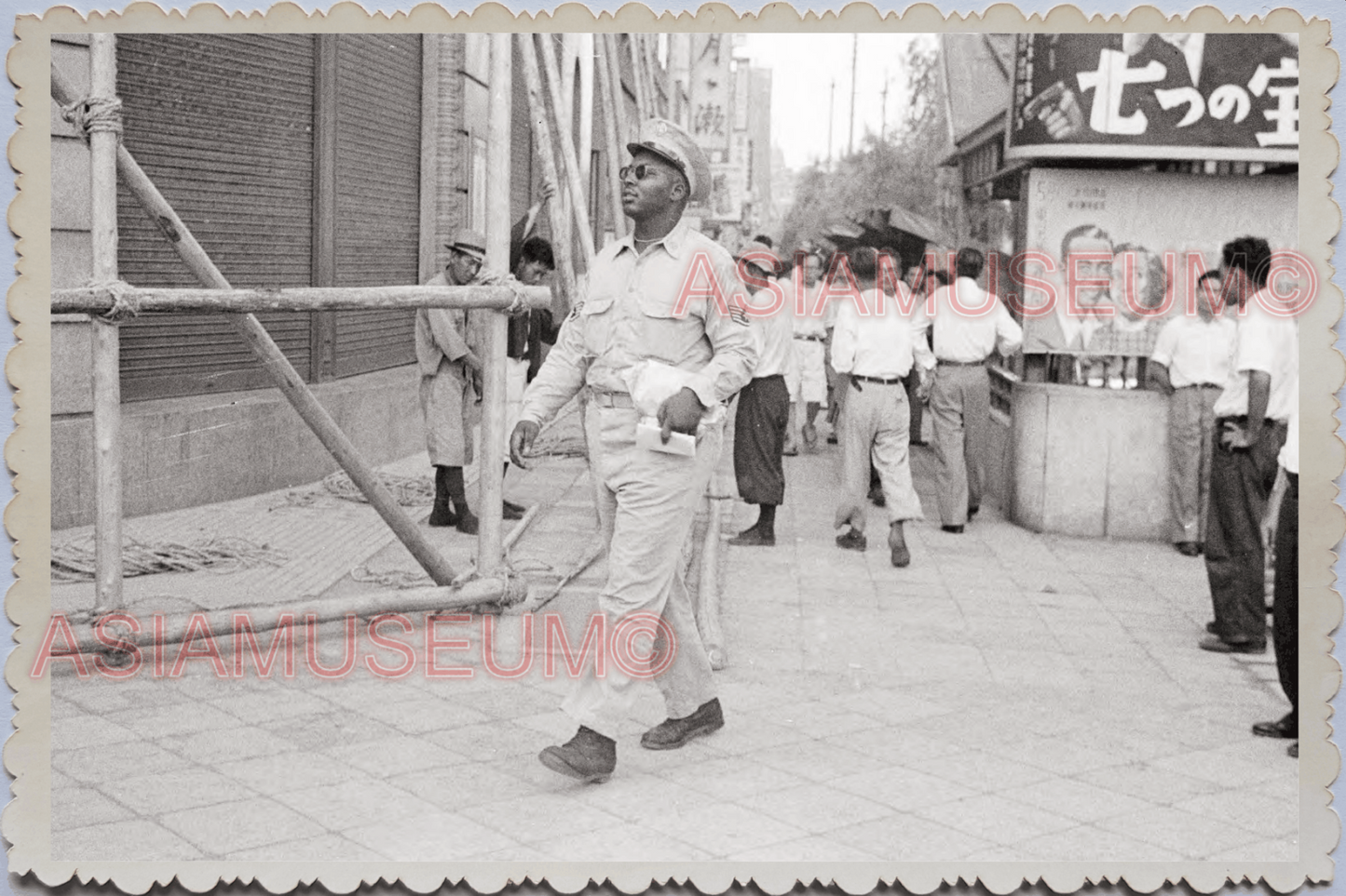 WW2 JAPAN TOKYO AMERICAN AFRICAN ARMY SOLDIER STREET SCENE SIDEWALK Photo 24570