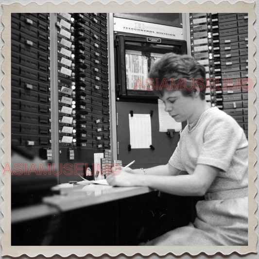 50s LAKE GENEVA WISCONSIN WALWORTH MILWAUKEE WOMEN DESK VINTAGE USA Photo 12277